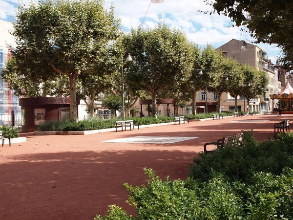 Vue aérienne ou photographie de la ville de Villefranche-sur-Saône montrant l'architecture urbaine typique, les rues, les bâtiments et l'environnement urbain de cette commune. L'image doit être claire et reconnaissable comme une localité dynamique de la région lyonnaise, sans texte ni logo visible.